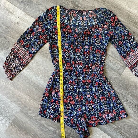 American Eagle Romper Blue Red Floral Medium Viscose Pockets Vacation - Picture 8 of 12
